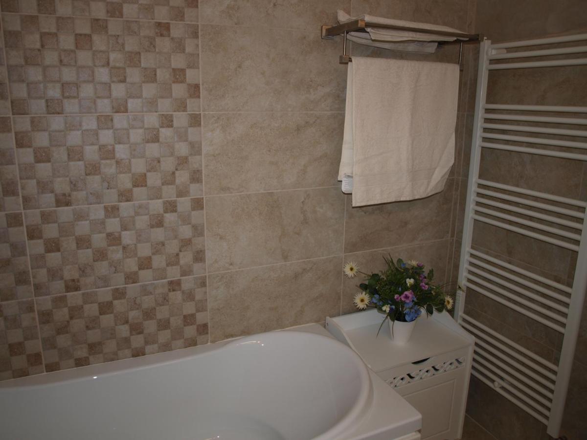 Amavera Apartment Targu Jiu Exterior photo